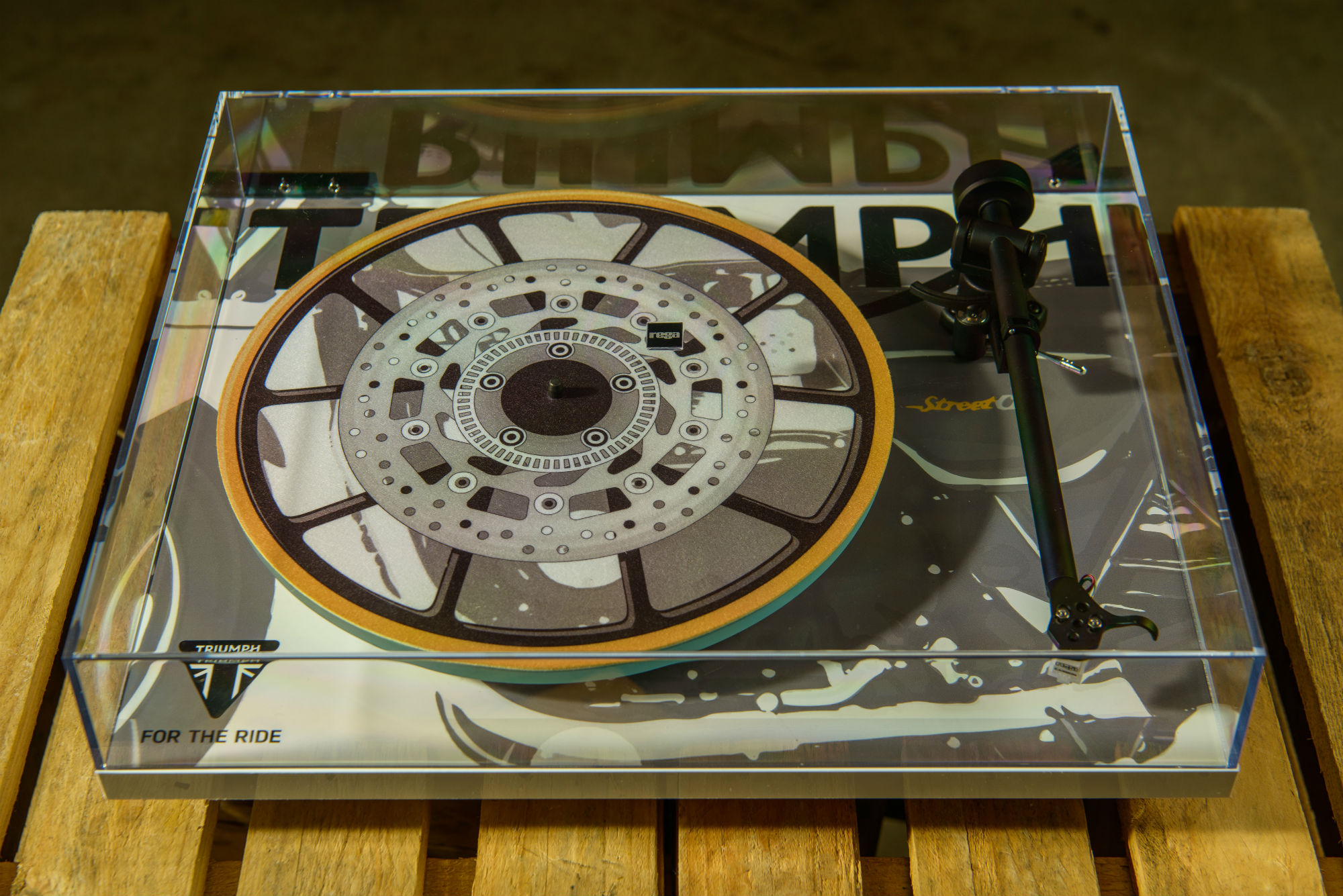 總共只生產兩台的這個TRIUMPH x REGA 黑膠唱盤機，將會送給官方FB 及Twitter 的粉絲